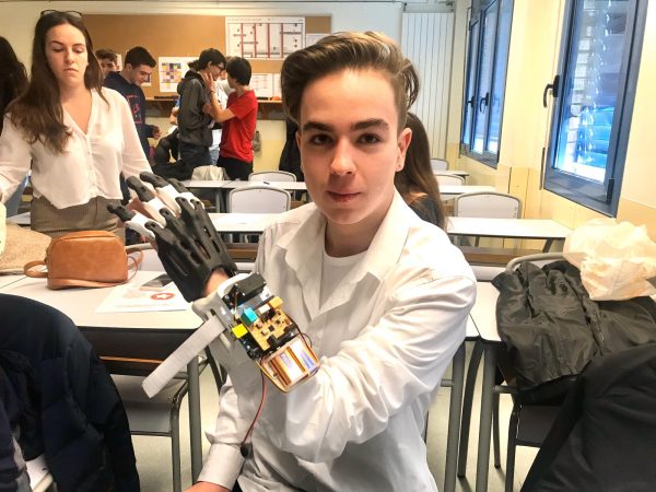 High-Schooler Made Fully Functional, Low-Cost Prosthetic Hand Using Our Claw